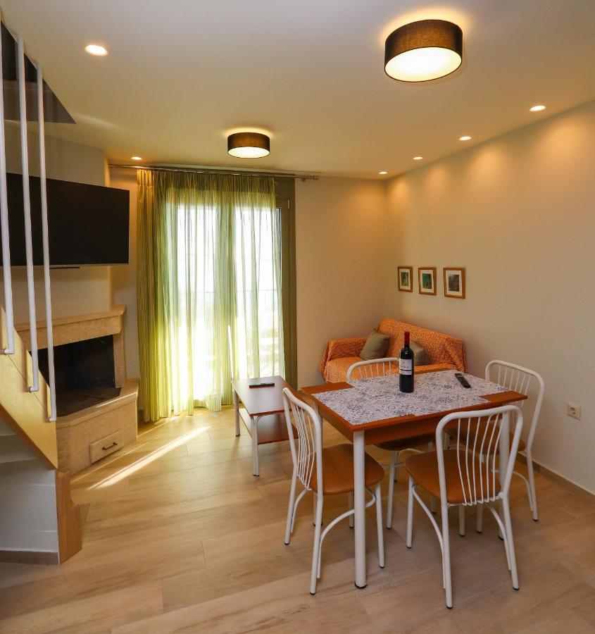 East & West Seaside Apartments Gialtra Екстер'єр фото